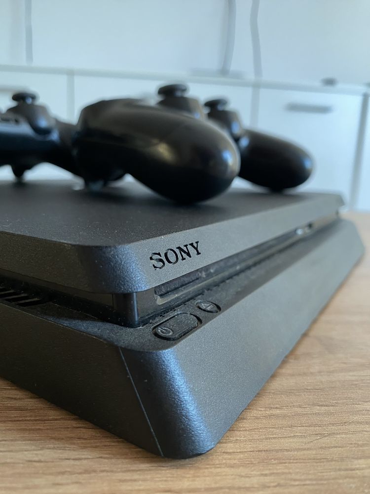 Playstation 4 Slim 1 TB + 2 pady