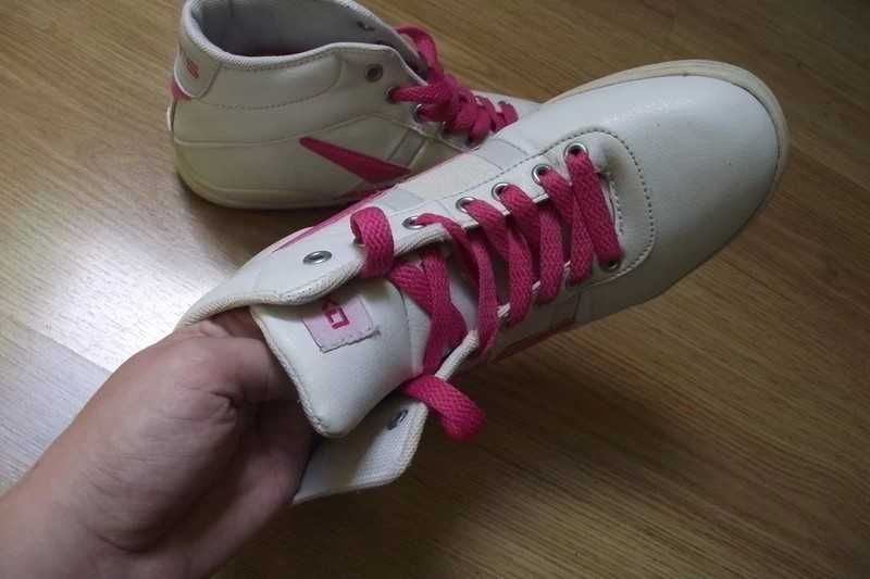 Białe adidasy za kostkę różowe sznurówki sportowe buty