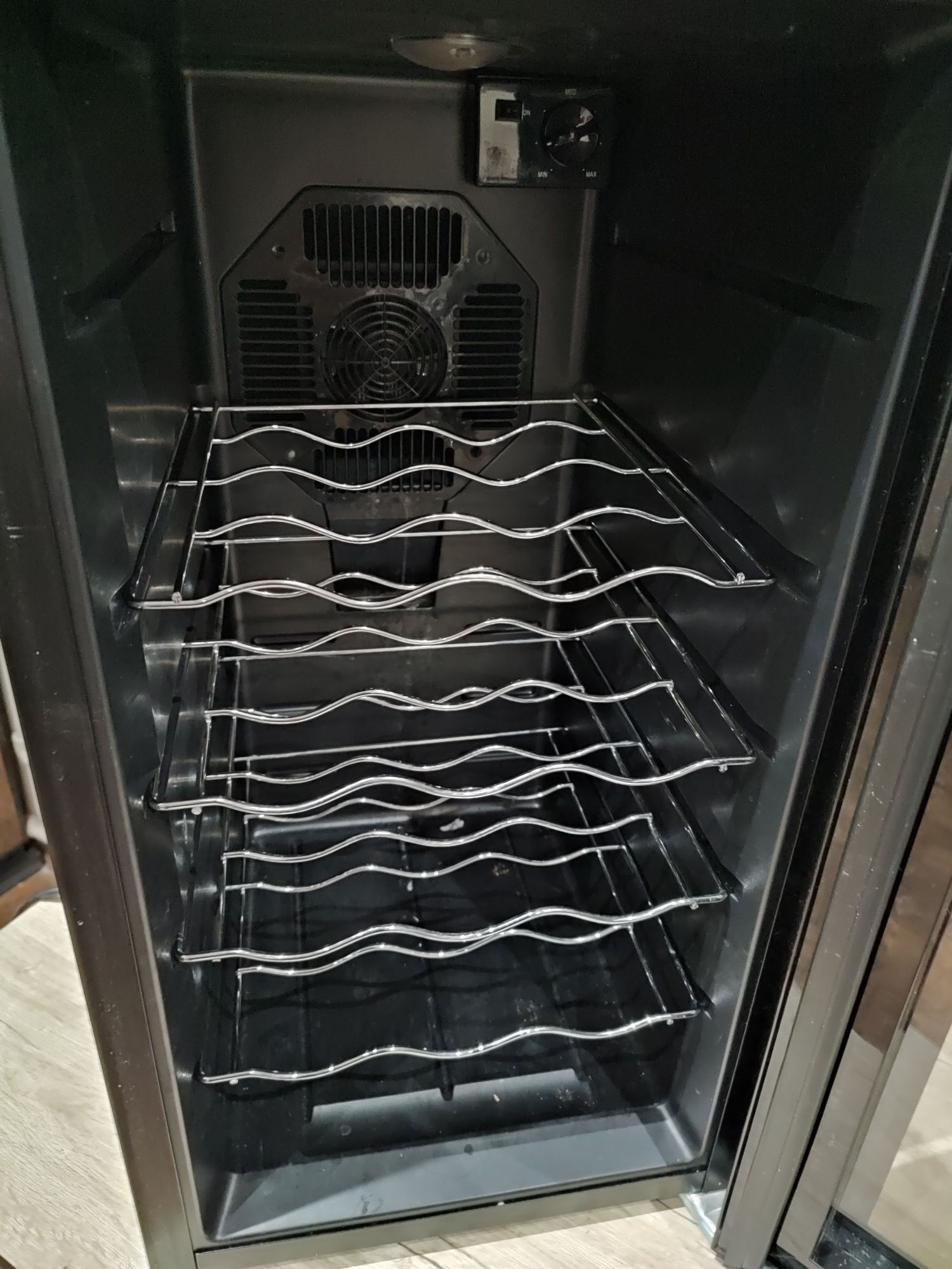 Продам винный шкаф (холодильник) череный есть нюансы по корпусу