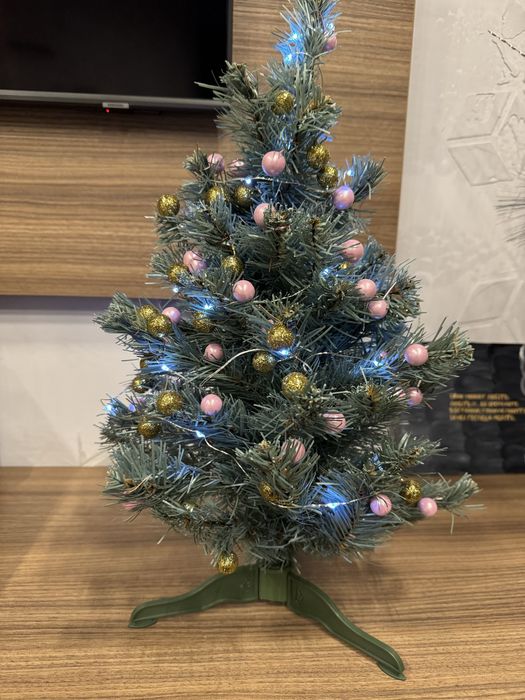 Ялинка з прикрасамиі вогниками