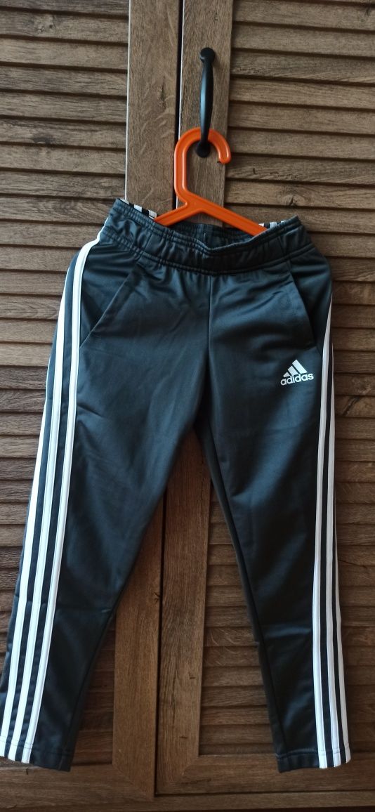 Новый спортивный костюм adidas