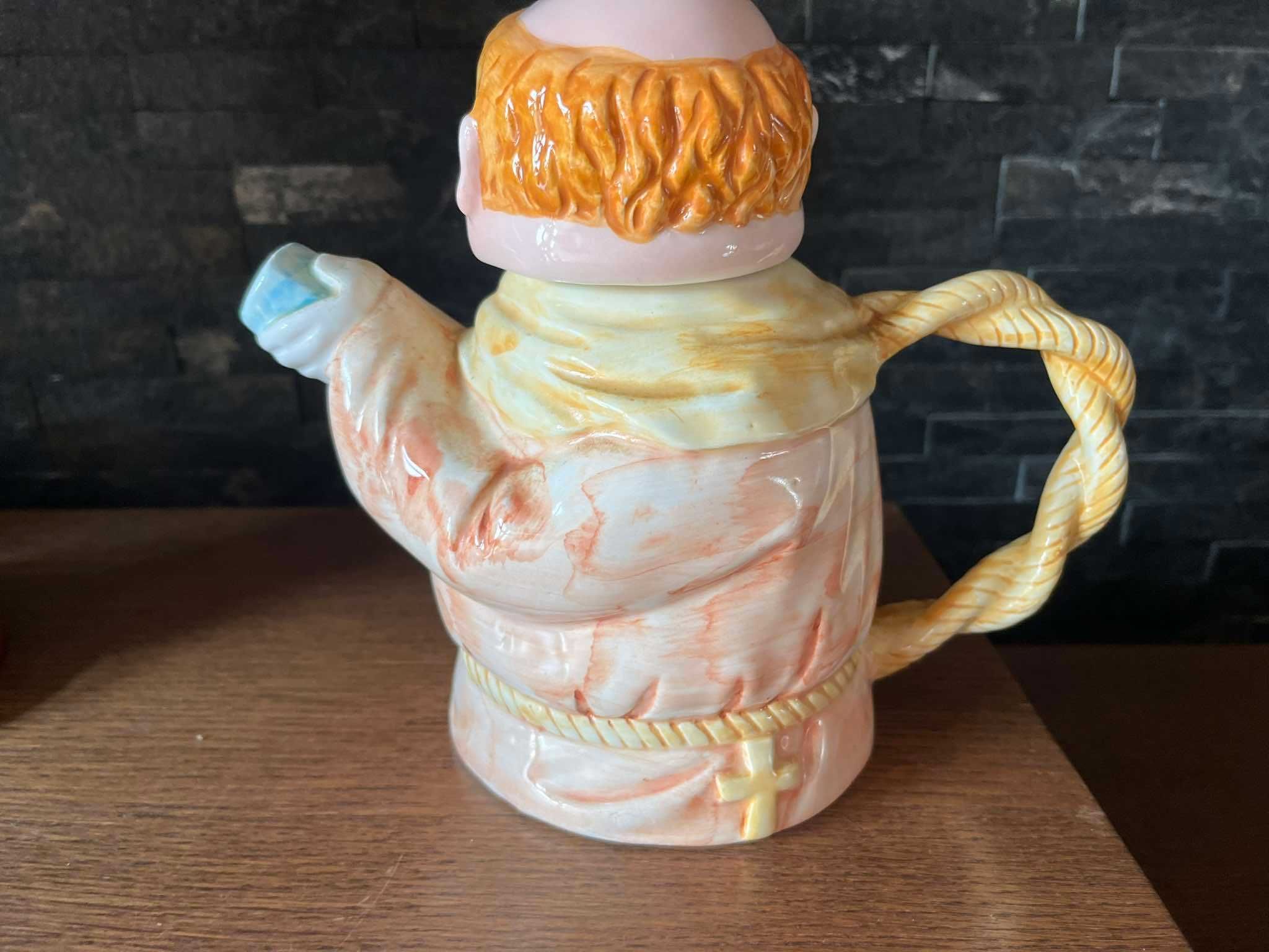 Mnich zakonnik porcelanowy dzbanek