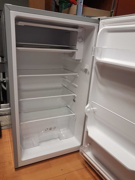 Mała srebrna lodówka CANDY klasa A