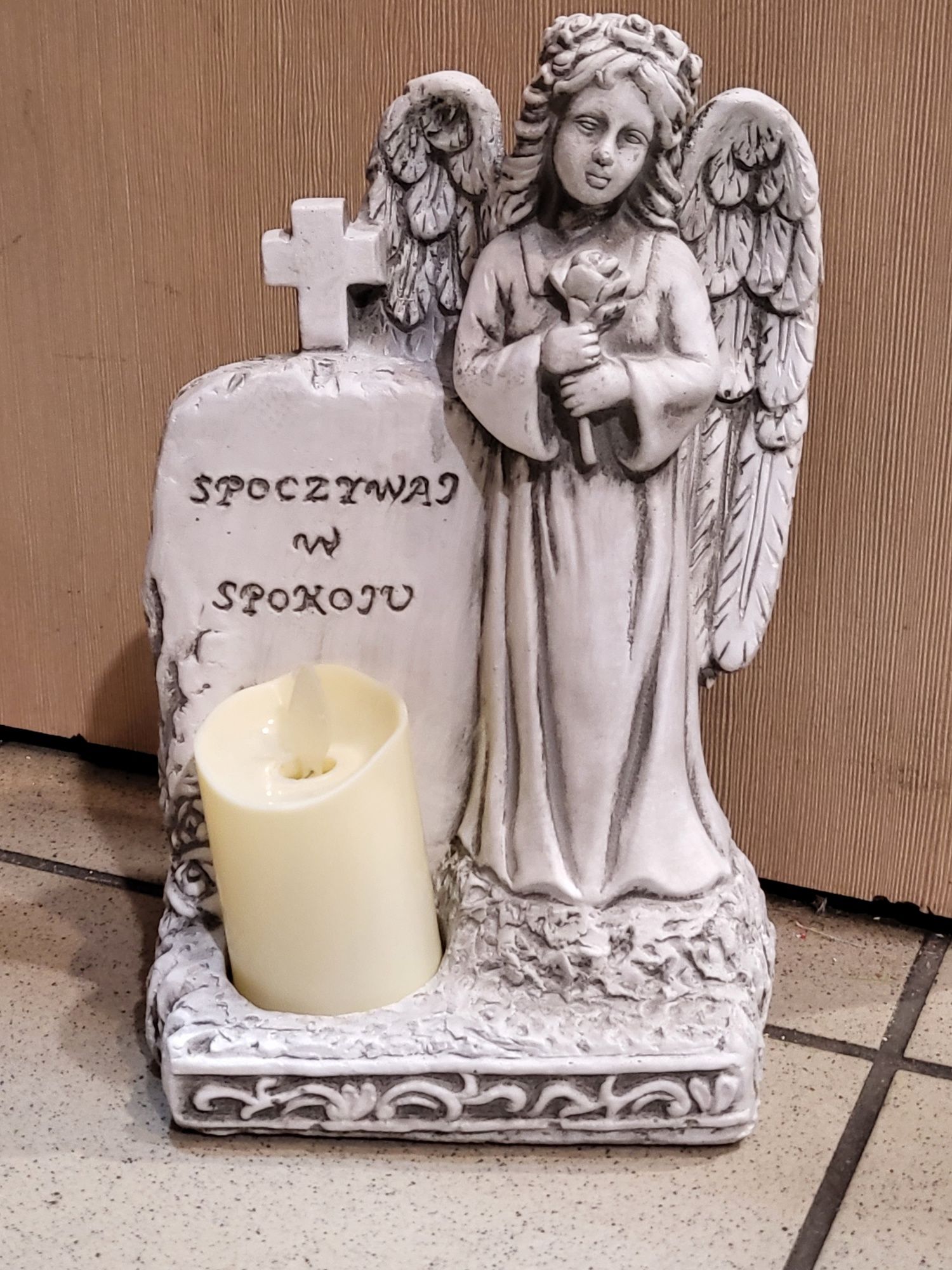 Figurka Nagrobna "Spoczywaj w Spokoju" wraz ze zniczem LED