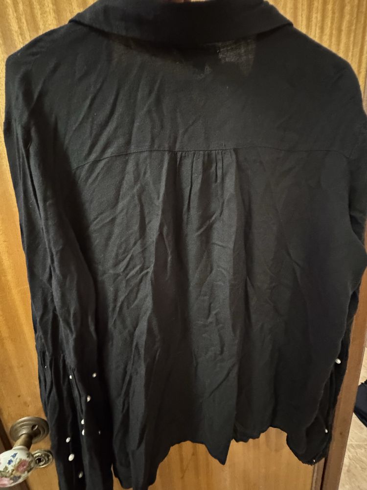Camisa preta com pérolas e manga balão