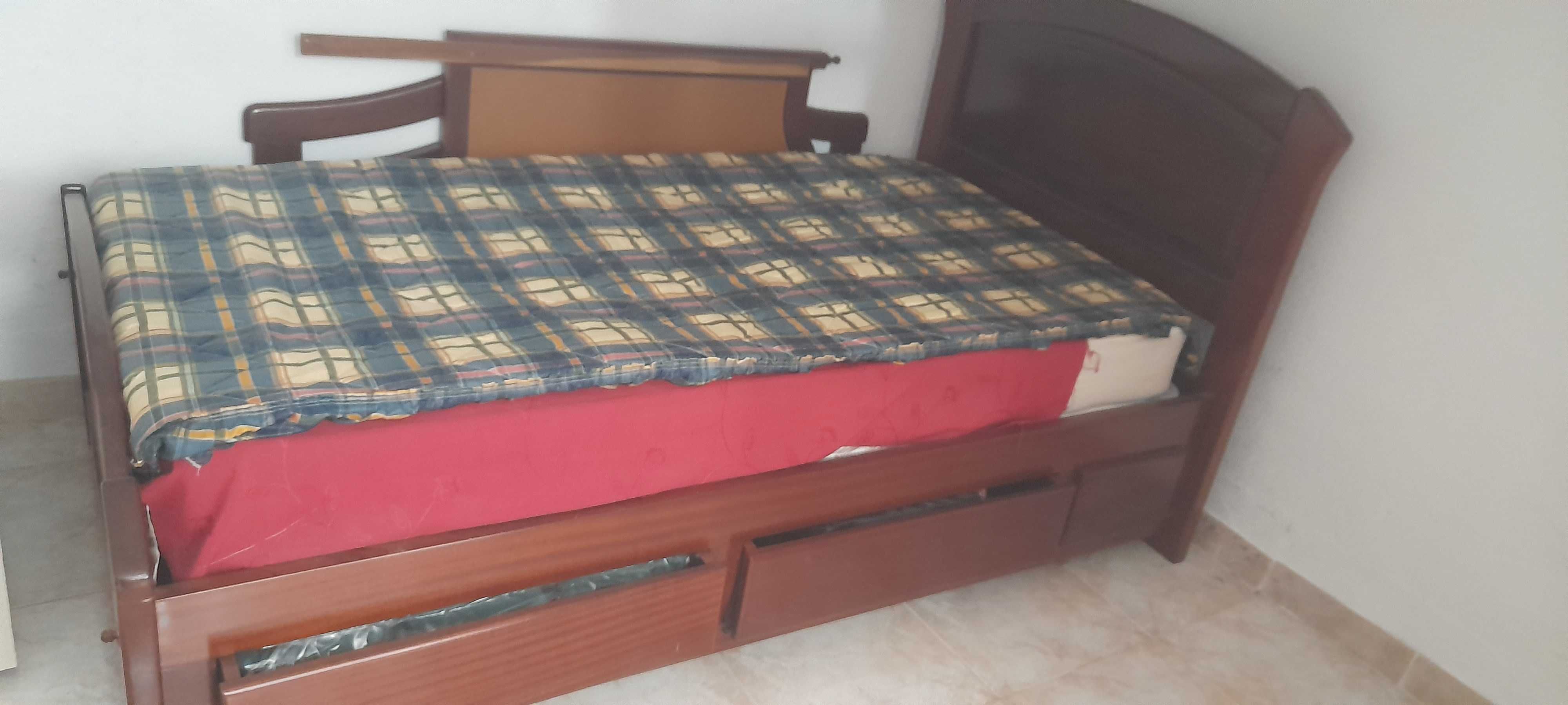 Cama solteiro em mogno