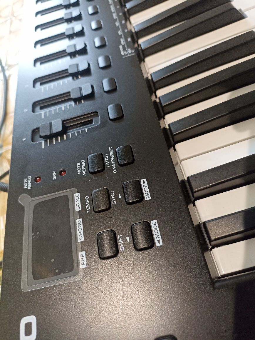 Controlador Midi OXIGEN 49