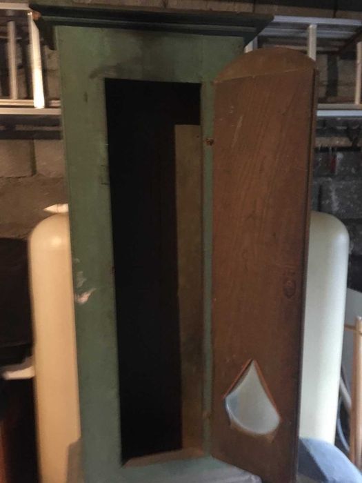 Móvel de madeira de relógio antigo