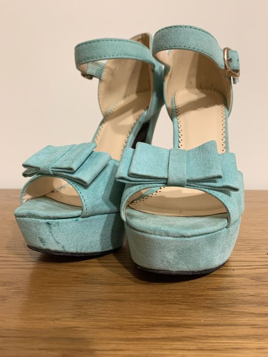 Босоніжки на підборах