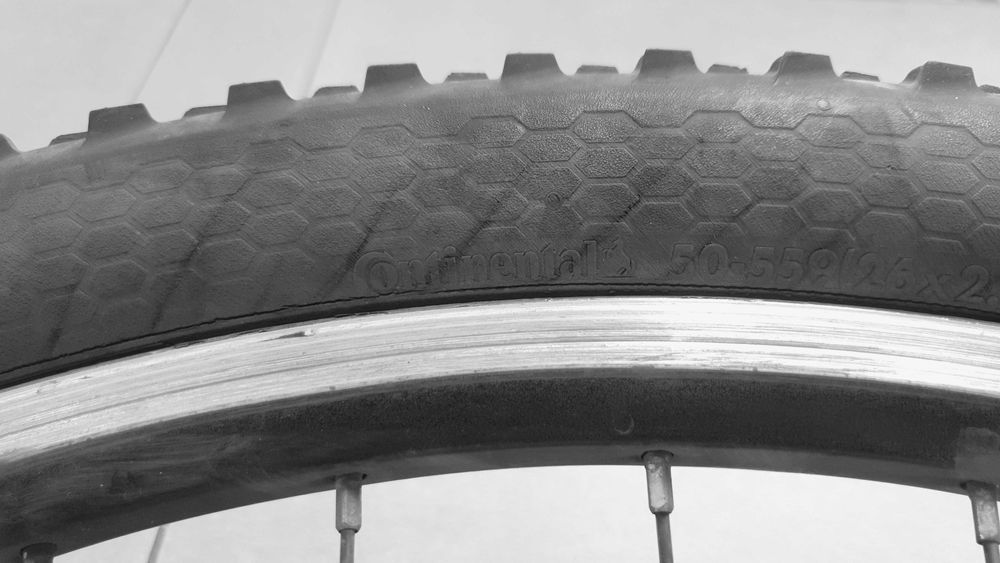 Przednie koło rowerowe z oponą 26x2,0