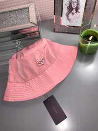 Śliczny różowy kapelusz Prada