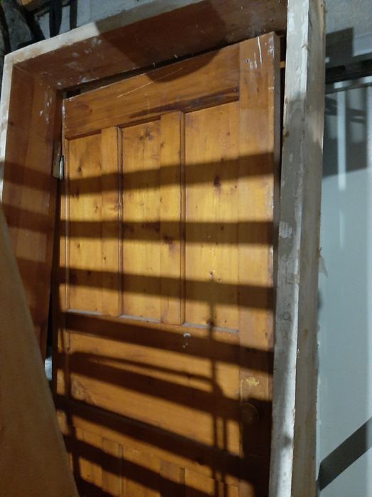 Продам двері  дерев'яні з коробкою.