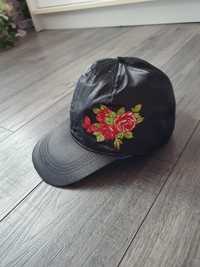 Czarna czapka z daszkiem damska z regulacją kwiaty