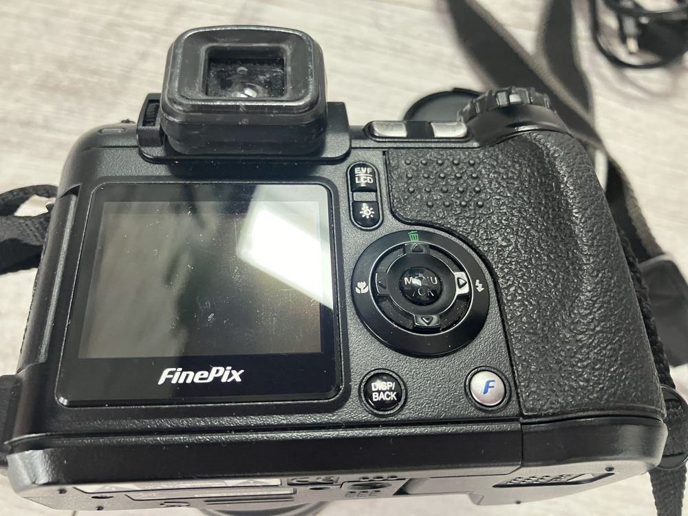 Fuji FinePix S5600 aparat fotograficzny z akcesoriami w pelni sprawny.