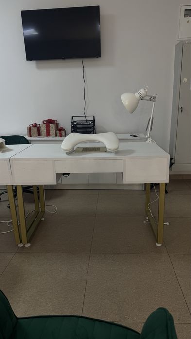 Манікюрний стіл з вбудованою витяжкою