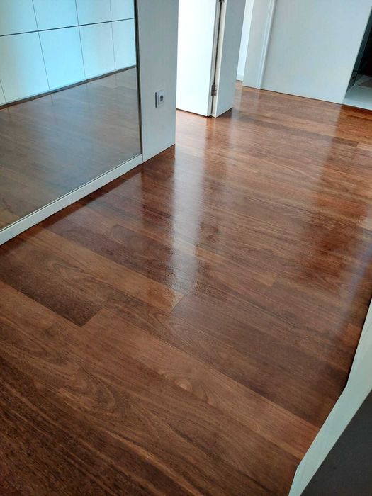 Afagamento e envernizamento soalho de madeira