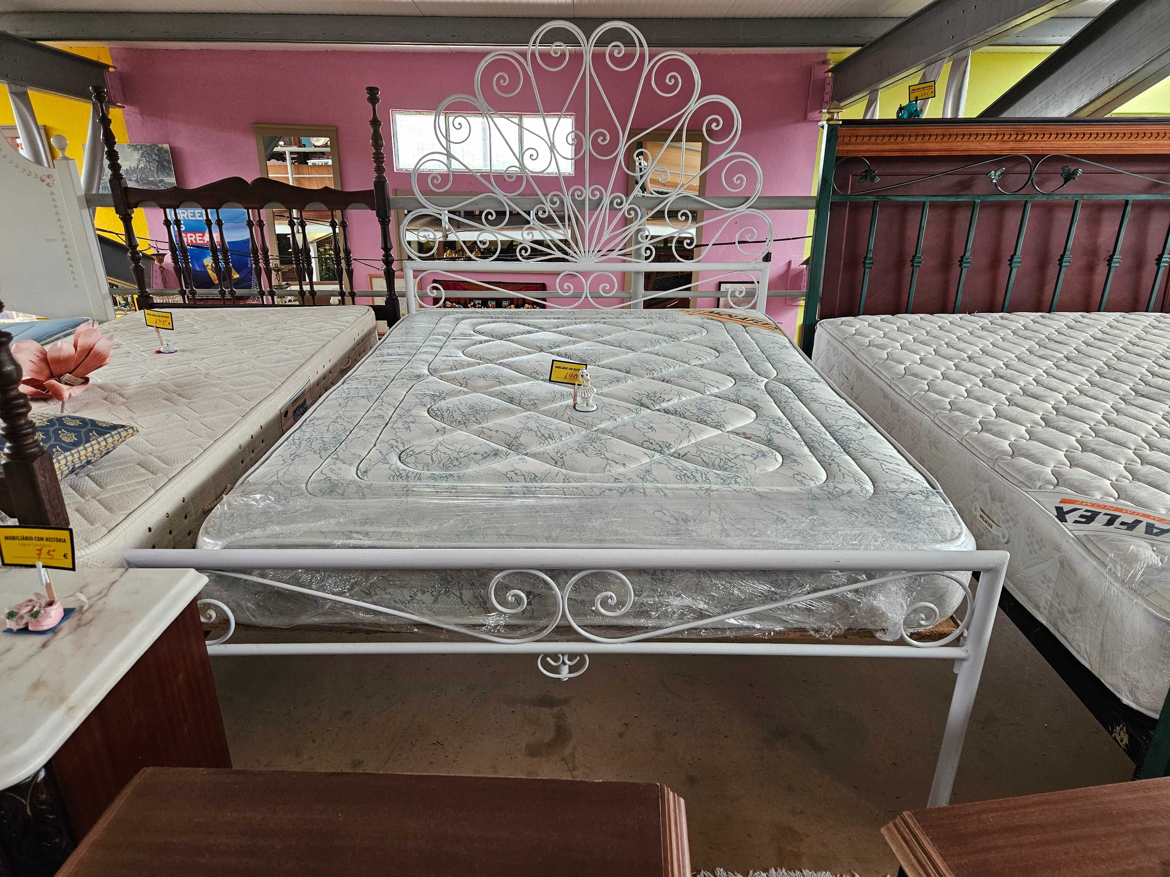 Cama em ferro com estrado e colchão - Bom estado geral