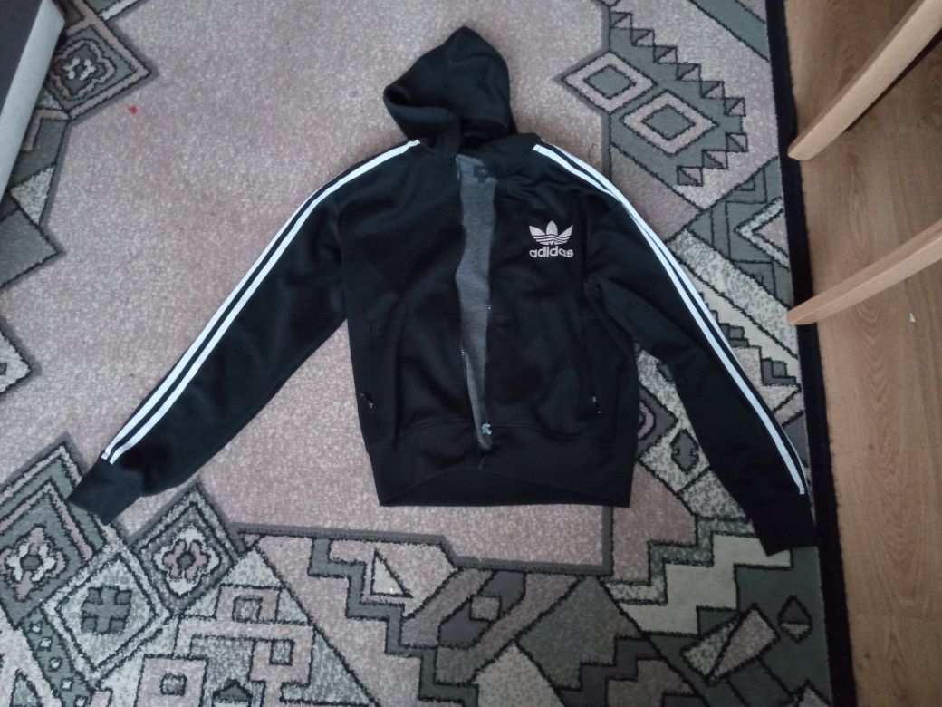 Bluza adidas model 608959 uszkodzona