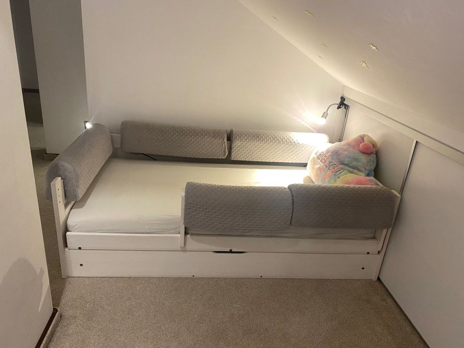 Łóżko białe drewniane z materacem, ochraniacze