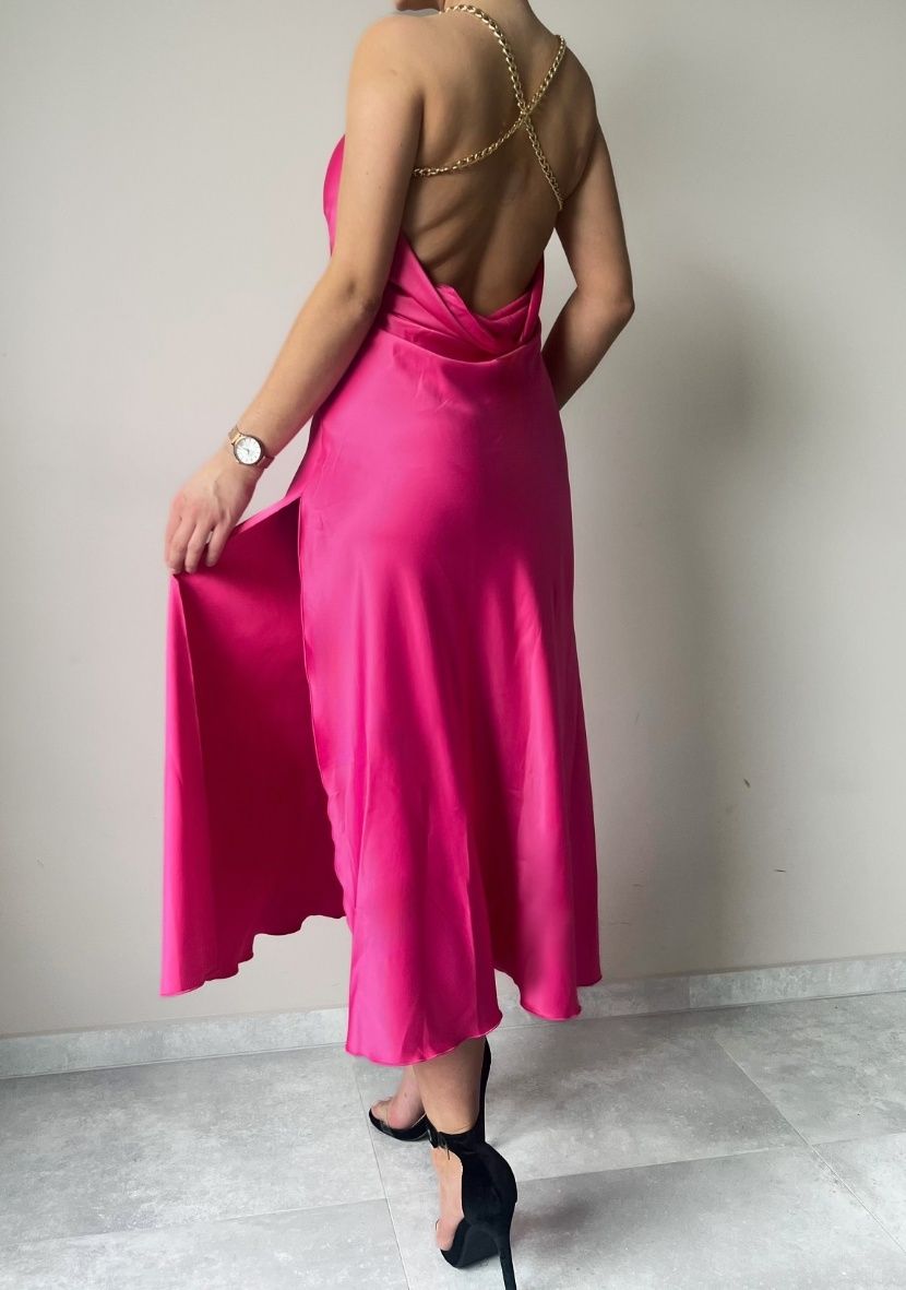 Różowa sukienka satynowa z biżuteryjnym łańcuszkiem By o la la