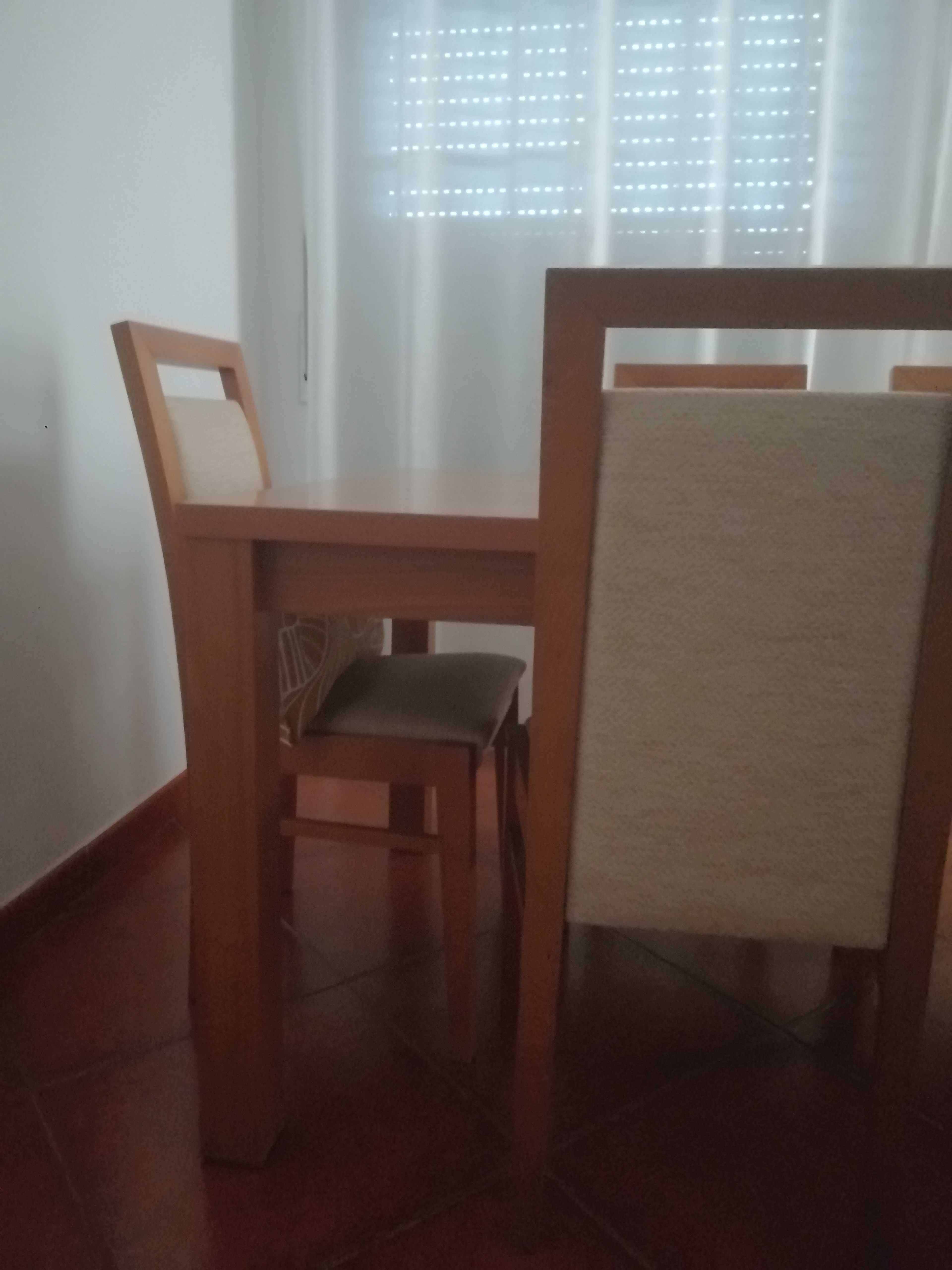 Mesa de madeira + 6 cadeiras