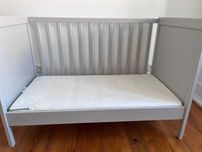Conjunto berço SUNDVIK + colchão SKÖNAST – IKEA