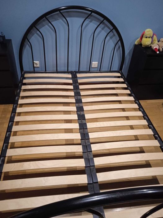 Cama de estrutura tubular metálica. 195x160cm