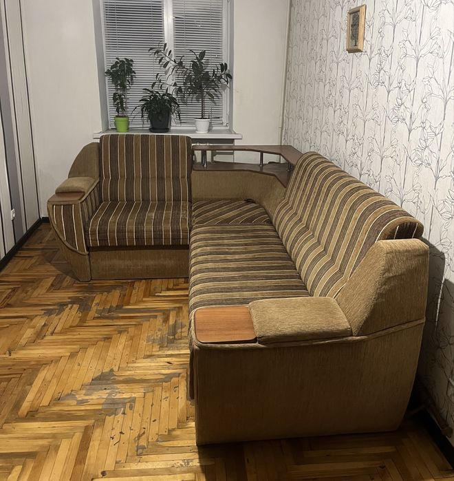 Угловой раскладной диван в хорошем состоянии