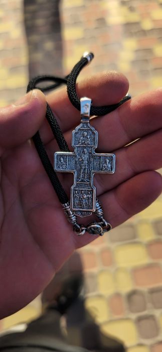Срібний набір хрестик на шовкоовому шнурку з срібними вставками.