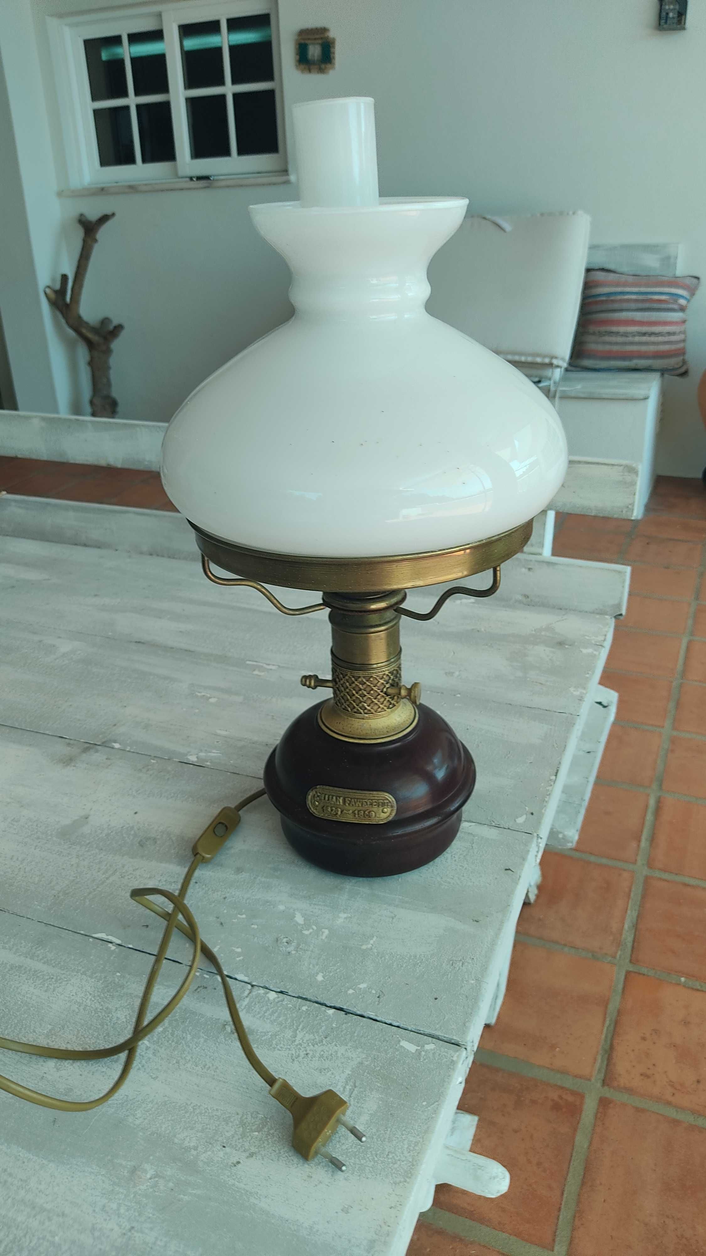 Candeeiro de mesa