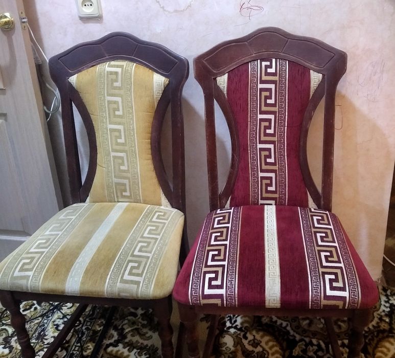 Стільці з червоного дерева