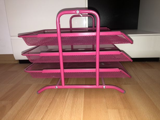 Rożowy metalowy stojak na karki, zeszyty