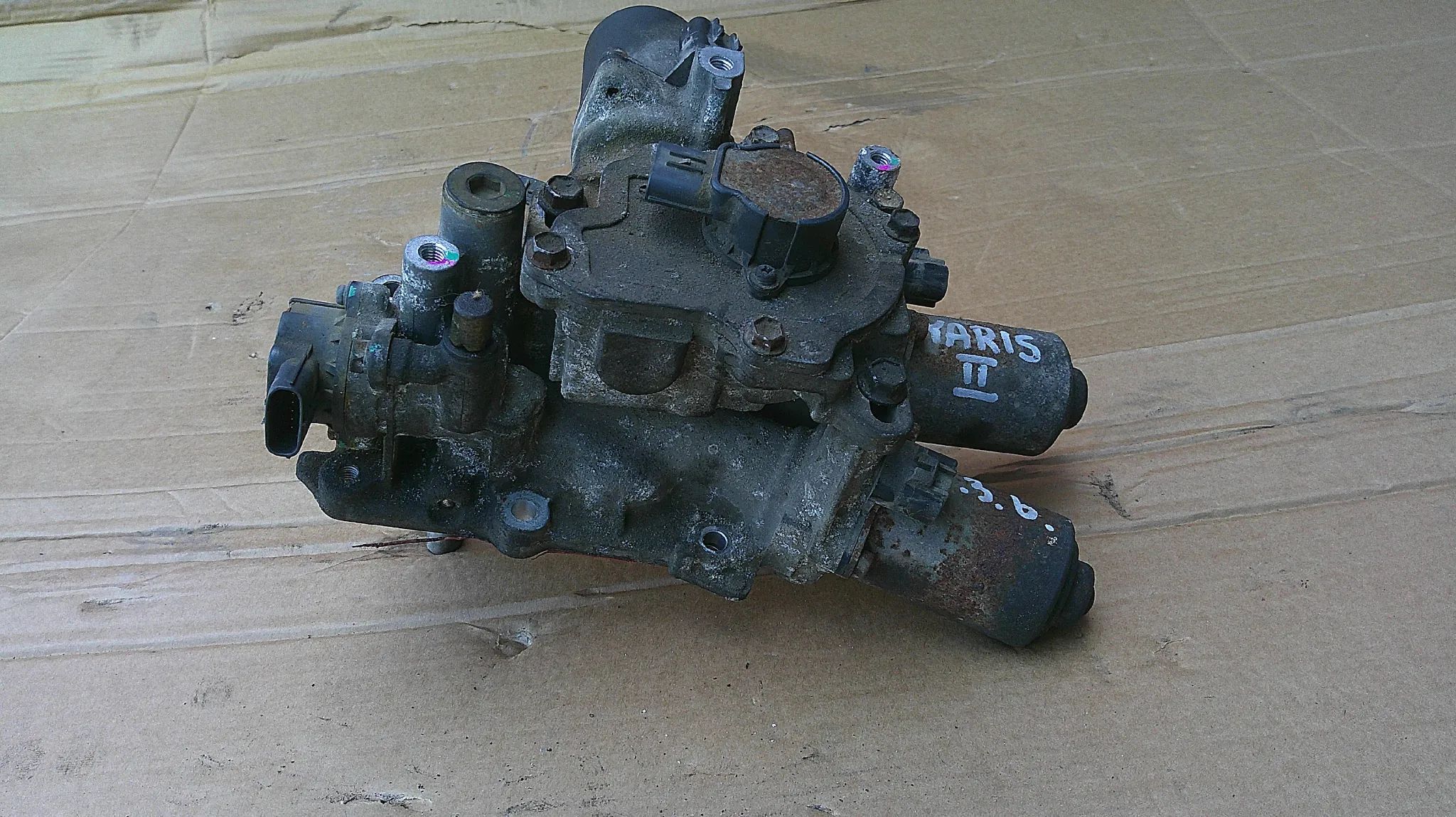 TOYOTA YARIS II 1.3 SIŁOWNIK WYBIERAK SKRZYNI BIEGÓW