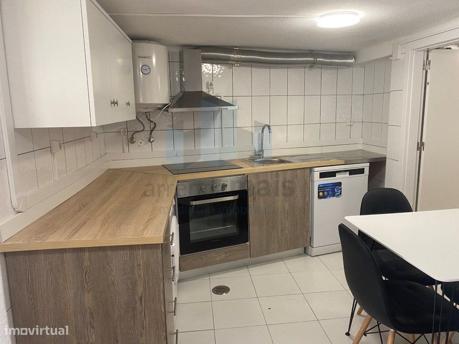 Coimbra. Apartamento T0 + aparcamento, totalmente mobilado