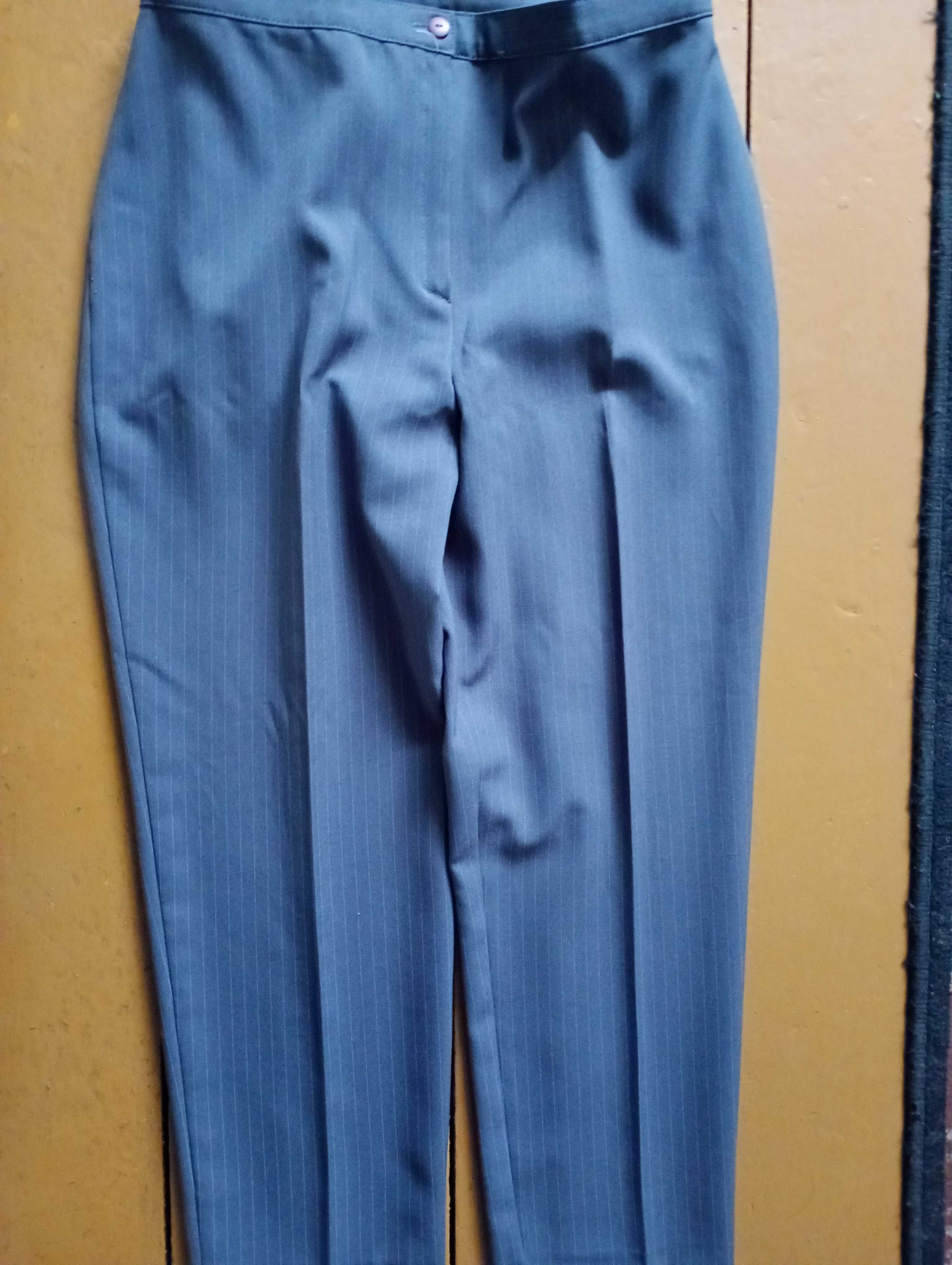Eleganckie spodnie damskie, szare w paski, rozmiar z metki 44