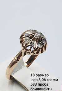 Золотое кольцо малинка бриллианты,изумруд 18 размер