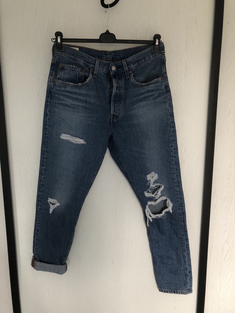 Spodnie jeansowe z przetarciami levis damskie