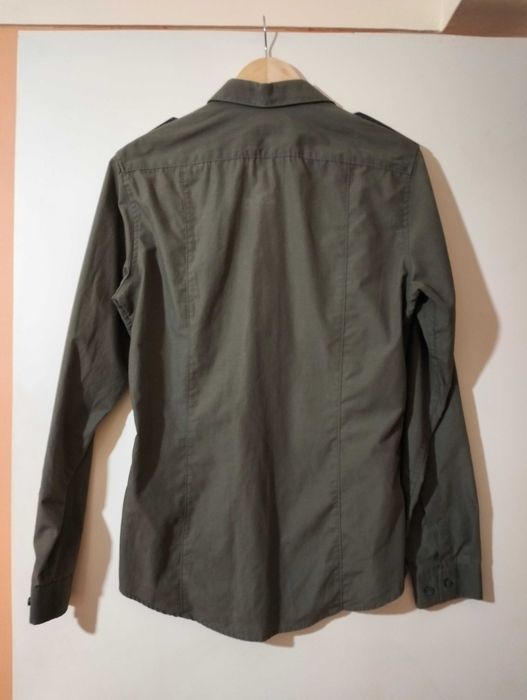 Camisa verde estilo militar