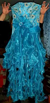 Сукня святкова з дуже гарними аксесуарами!