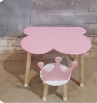 Столик і стілець для дівчинки.

Милий дитячий комплект склада