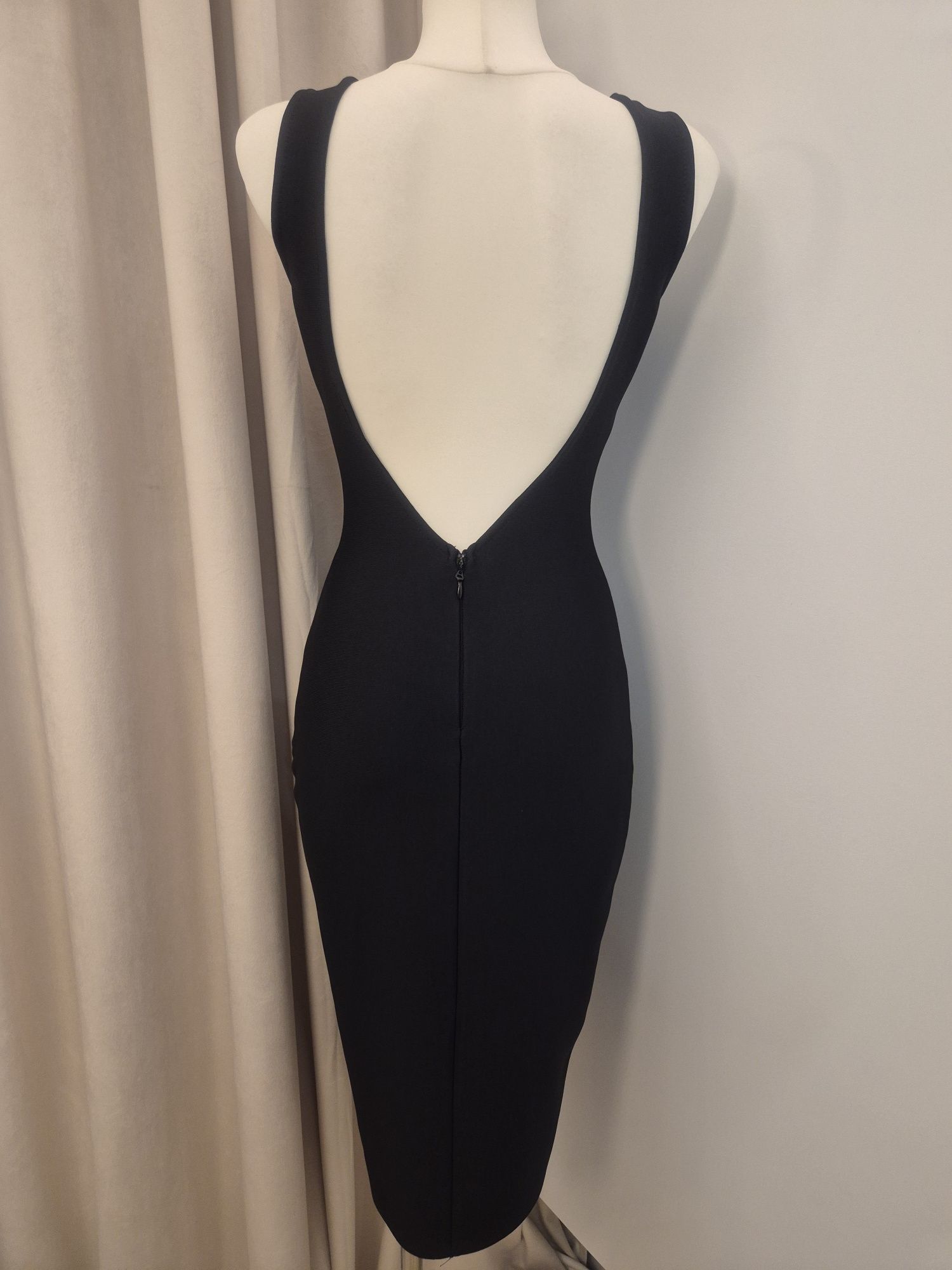 Czarna elegancka sukienka bez pleców S