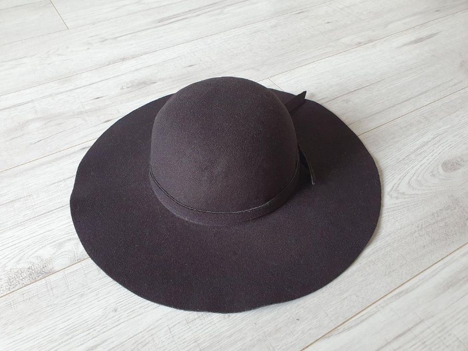Черная шляпа с широкими полями