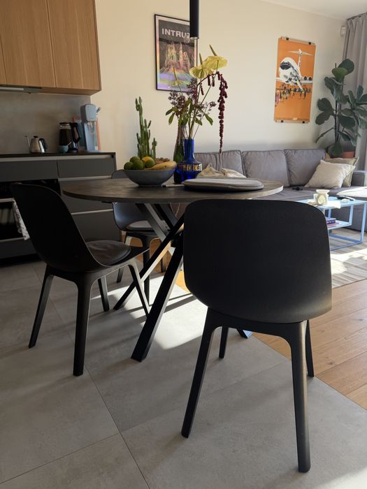 Okragły stół MARIEDAMM z kompletem krzeseł ODGER