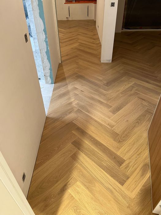 Montaż listew przypodłogowych parkietu paneli podłogowych deski