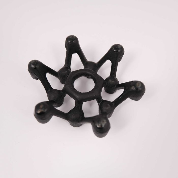 Świecznik, czarny brutalistyczny, żeliwny, Japonia.