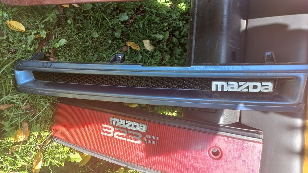 Решітка радіатора Мазда 323