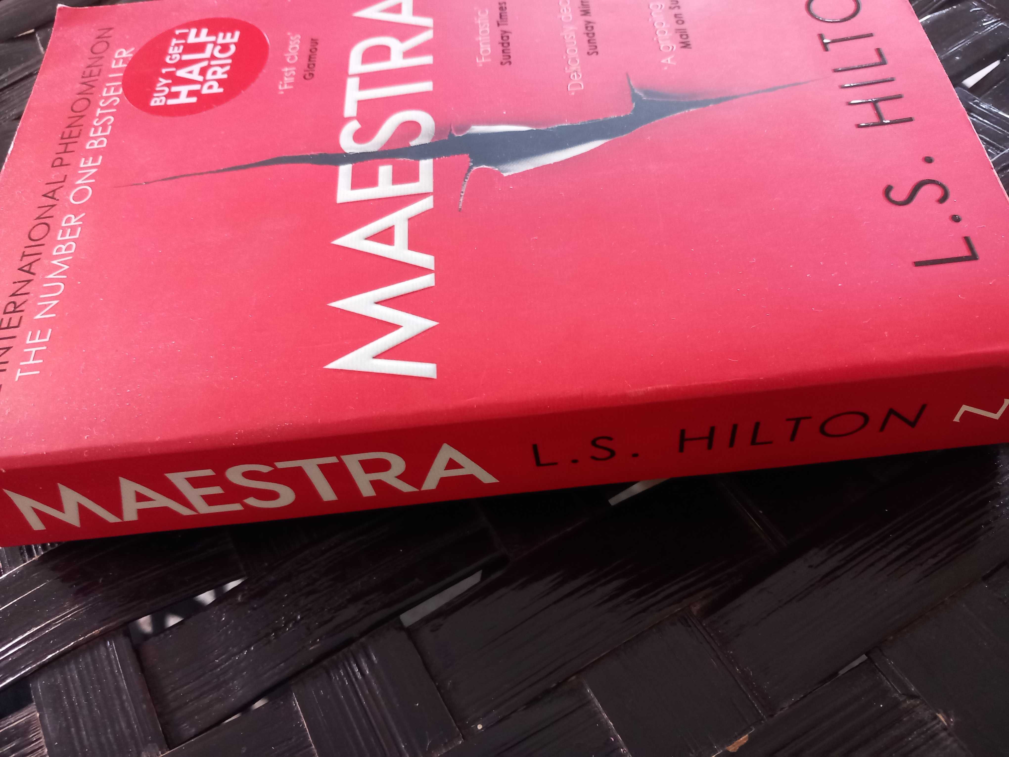 Maestra, de L. S. Hilton (em inglês)