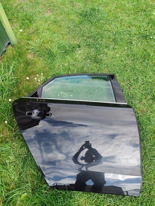 Audi A8 D4 Drzwi prawy tył Szyba  2010 Czarne .
