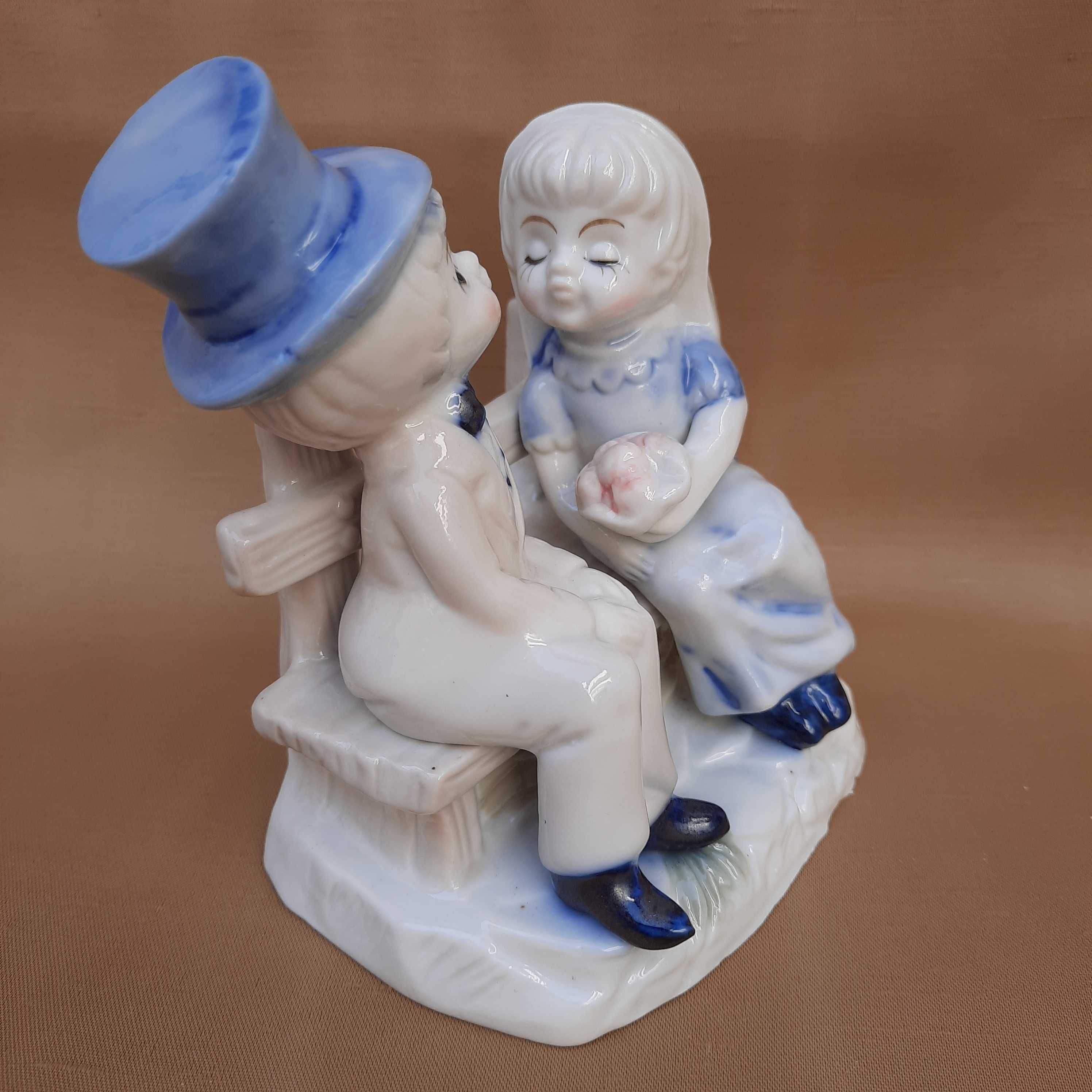 Estatuetas de porcelana. Primeiro beijo.