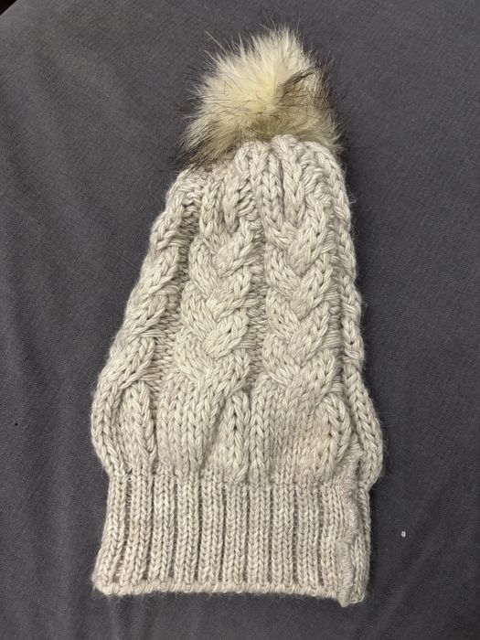 Czapka beżowa rozmiar uniwersalny z pomponem